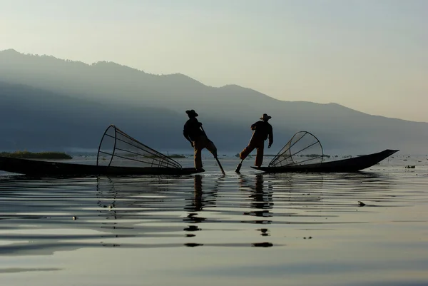 Rybak inle Lake w akcji podczas połowów na rano, myanma — Zdjęcie stockowe