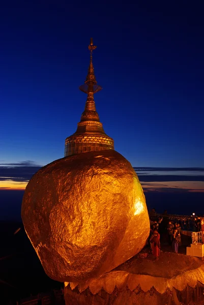 Золотая Скала в сумерках с молящимися людьми, пагода Кяйхтиё , — стоковое фото