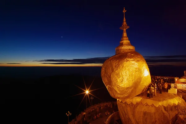 Golden Rock no crepúsculo com pessoas orando, KyaiKhtiyo pagode , — Fotografia de Stock