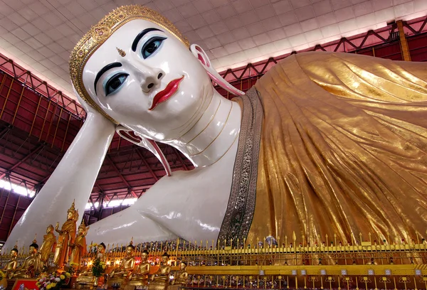 Chauk htat gyi reclinabile buddha, Rangoon / Yangon, Myascar — Foto Stock