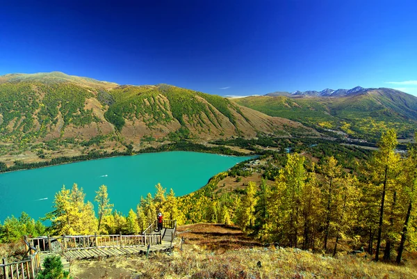 Mountain landscape with big lake at kanas lake, xin jiang, china — Stock Photo, Image