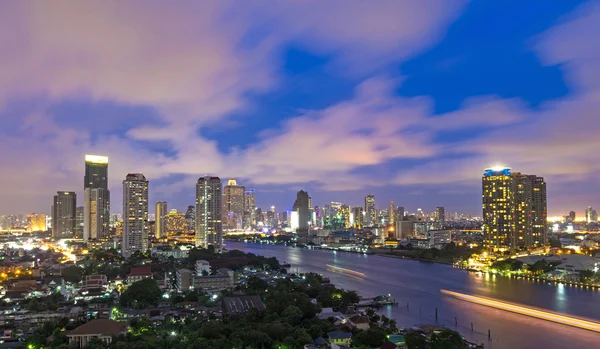 Bangkok stadsgezicht moderne gebouw rivier de kant twilight tijdig, th — Stockfoto