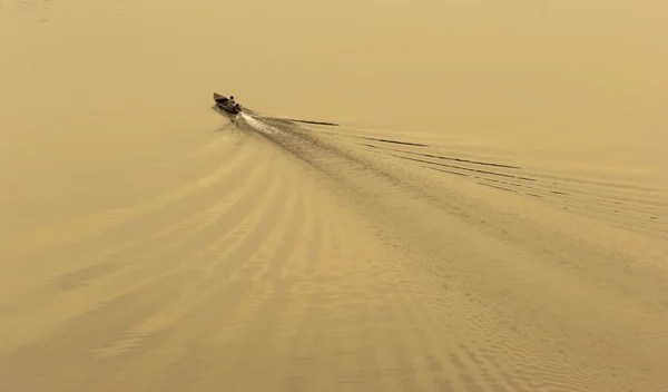 Abitante del villaggio a vela il tradizionale Rowboat su bella superficie wh — Foto Stock