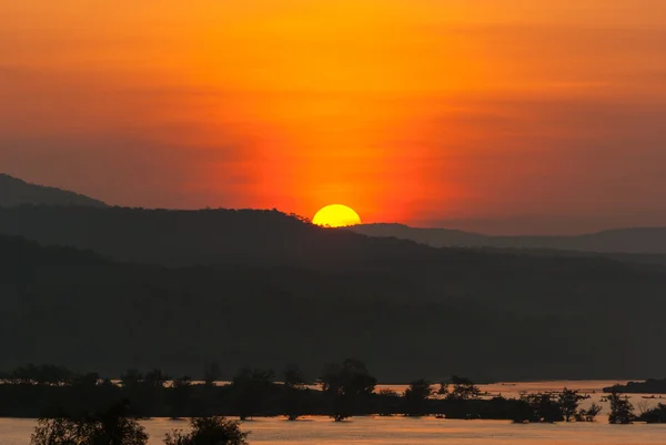 Beautiful sunrise sun behide river and mountain — Stock Photo, Image