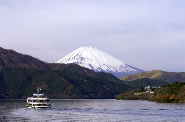 在箱根湖与富士山背景的视线看见船, — 图库照片