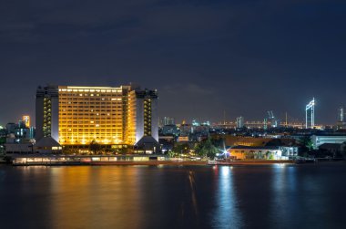 Cityscape özelliği bangkok Nehri yan twilight zamanında, Tayland