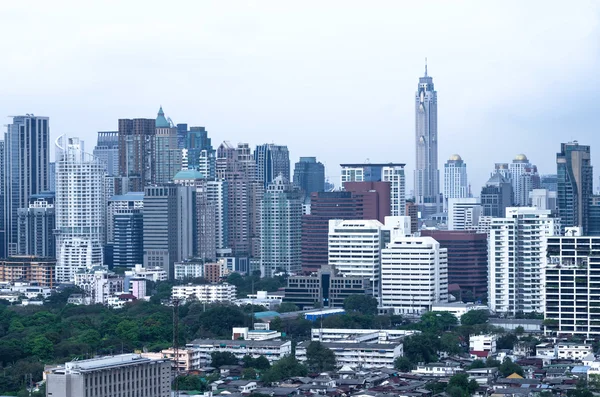 Bangkok cityscape Edifício moderno à noite, Tailândia — Fotografia de Stock