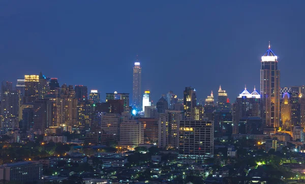 Bangkok paysage urbain Bâtiment moderne à l'heure du crépuscule, Thaïlande — Photo