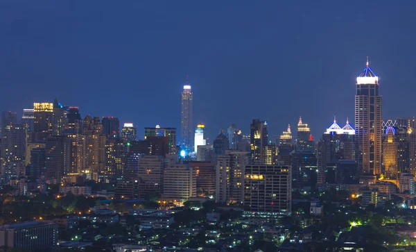 Bangkok paysage urbain Bâtiment moderne à l'heure du crépuscule, Thaïlande — Photo