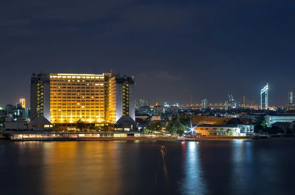 Stadsbilden egendom bangkok flodsidan i twilight tid, thailand — Stockfoto