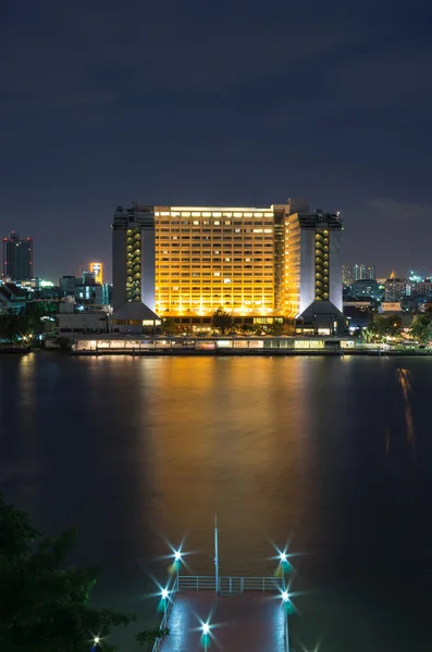 Cityscape Property Bangkok lado del río en el crepúsculo, Tailandia — Foto de Stock