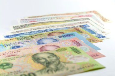 beyaz zemin üzerinde birçok Vietnamca dong