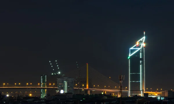 Närbild stadsbilden egendom bangkok flodsidan på nattetid, tha — Stockfoto