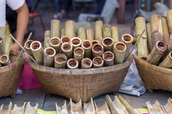 Glutinöst ris rostat i bambufogar — Stockfoto