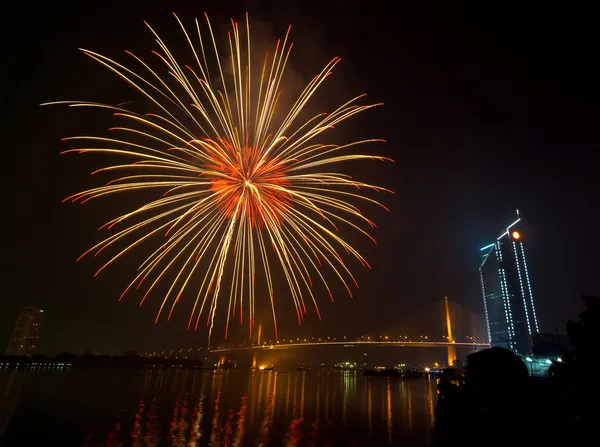 Scena notturna di fuochi d'artificio multicolore, paesaggio urbano bangascar vista sul fiume , — Foto Stock