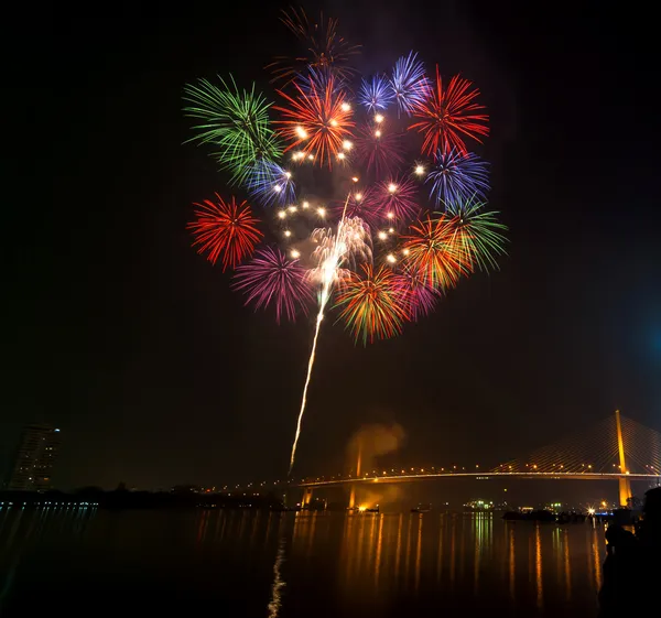 Gelukkig nieuw jaar vuurwerk Nachtscène, bangkok stadsgezicht rivier vi — Stockfoto