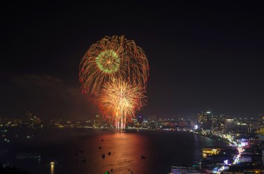 çok renkli fireworks gece sahne pattaya cityscape deniz plaj vi