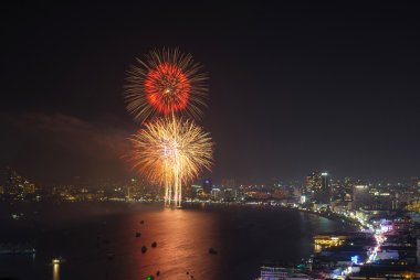 Geceleri, closeup pattaya cityscape ile güzel büyük havai fişek