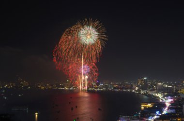 çok renkli fireworks gece sahne pattaya cityscape deniz plaj vi