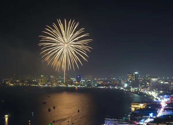 Multicolor fireworks night scen, närbild med pattaya stadsbild — Stockfoto