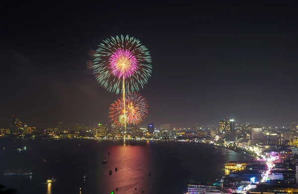 Mooie grote vuurwerk bij nacht, pattaya, thailand — Stockfoto