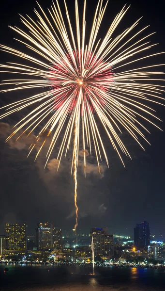 Multicolor vuurwerk Nachtscène, close-up met pattaya stadsgezicht — Stockfoto