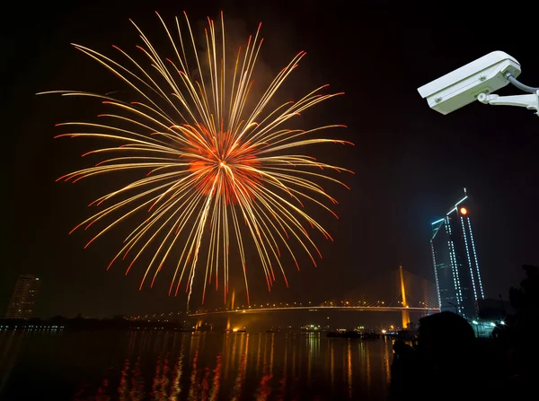 Cámara de seguridad de monitoreo de la feliz año nuevo fuegos artificiales noche sc —  Fotos de Stock