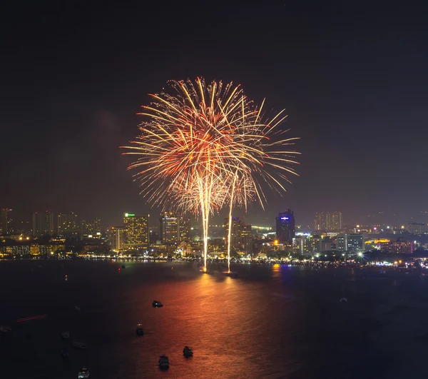 Fuochi d'artificio multicolore scena notturna, pattaya paesaggio urbano mare spiaggia vi — Foto Stock