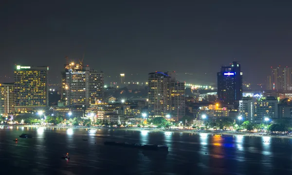 Paysage urbain de Pattaya Bâtiment moderne côté plage de la mer la nuit, T — Photo