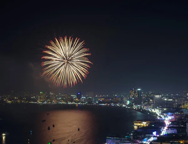 Bellissimi fuochi d'artificio di notte, Pattaya, Thailandia — Foto Stock