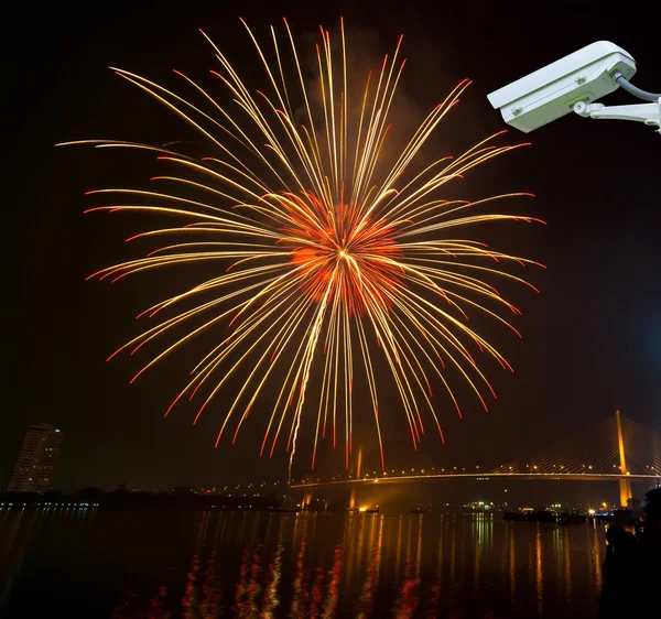 Security camera toezicht op de gelukkig nieuw jaar vuurwerk nacht sc — Stockfoto