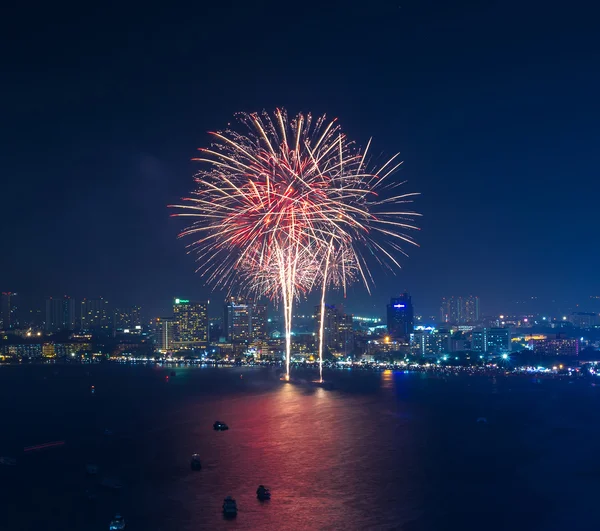 Fuochi d'artificio multicolore al crepuscolo scena, Pattaya paesaggio urbano mare essere — Foto Stock