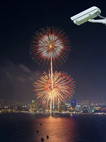 Security camera toezicht op de scène van de nacht multicolor vuurwerk — Stockfoto