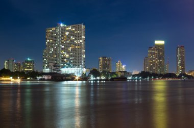 Bangkok cityscape modern twilight zamanında, inci Nehri yan bina