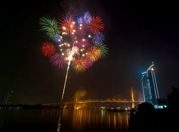 Scena notturna di fuochi d'artificio multicolore, paesaggio urbano bangascar vista sul fiume , — Foto Stock