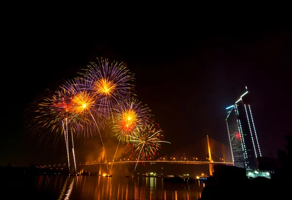 Multicolor vuurwerk Nachtscène, bangkok stadsgezicht uitzicht op de rivier, — Stockfoto