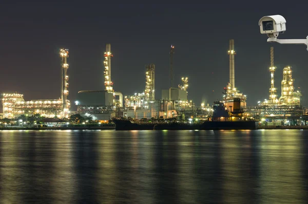 Câmera de segurança monitorando a refinaria de petróleo e gás à noite tim — Fotografia de Stock