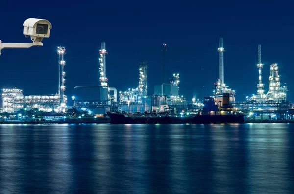 Câmera de segurança monitorando a refinaria de petróleo e gás no crepúsculo — Fotografia de Stock