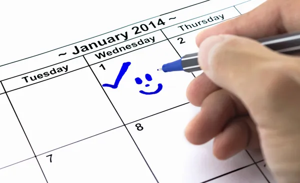 Cheque azul con sonrisa. Marca en el calendario el 1 de enero de 2014 —  Fotos de Stock