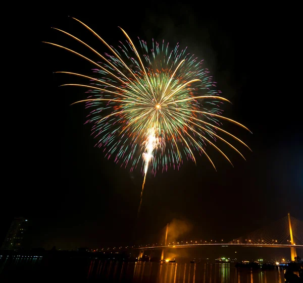 Feliz Año Nuevo fuegos artificiales escena de la noche, bange.net paisaje urbano vista al río — Foto de Stock