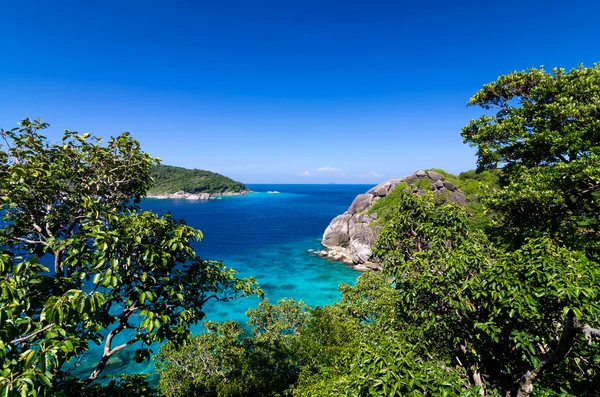 Tropischer Strand, Blick von oben auf ähnliche Inseln, andaman sea, thaila — Stockfoto