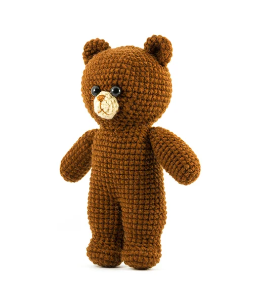 Handmade crochet niedźwiedź brunatny lalka na białym tle, skręcić w lewo — Zdjęcie stockowe