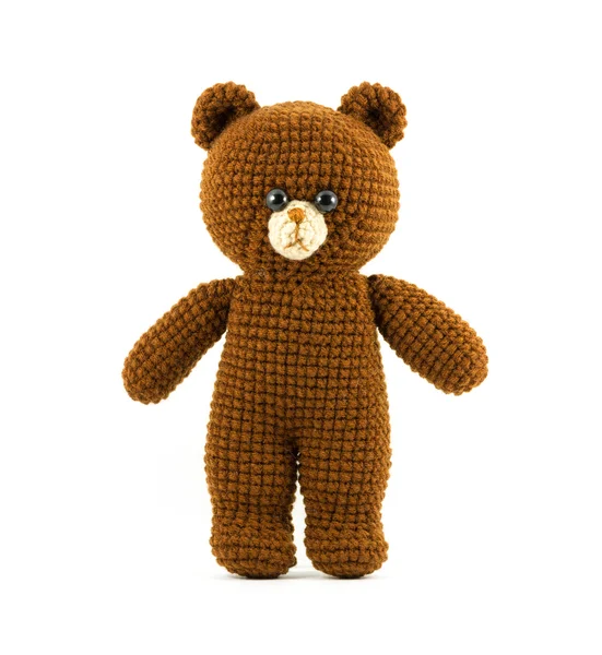 Boneca de urso marrom de crochê artesanal no fundo branco, lado da frente — Fotografia de Stock