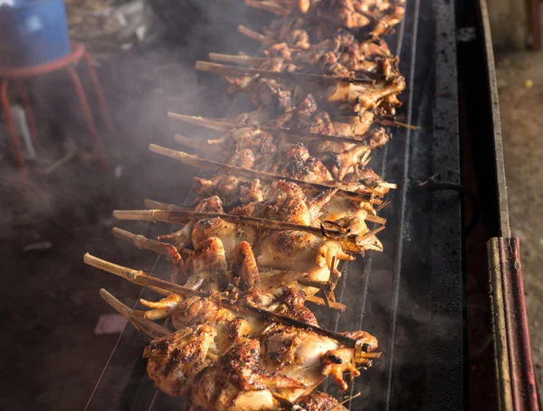 Frango grelhado na grelha flamejante — Fotografia de Stock