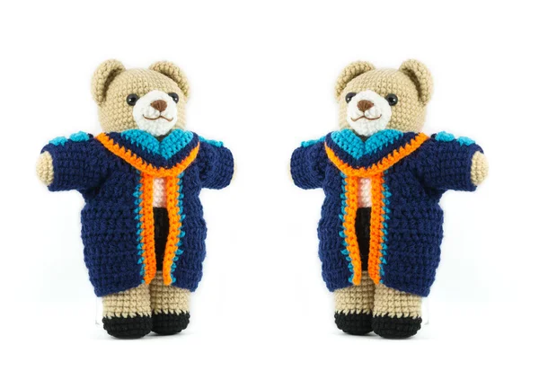 Poupée ours en peluche crochet à la main avec robe de graduation sur blanc b — Photo