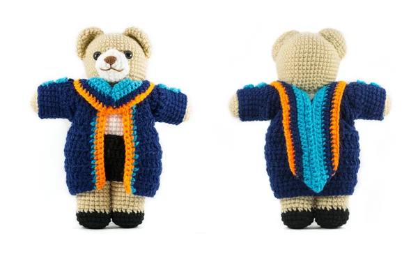 Handgemachte gehäkelte Teddybär-Puppe mit Abschlusskleid auf weißem B — Stockfoto