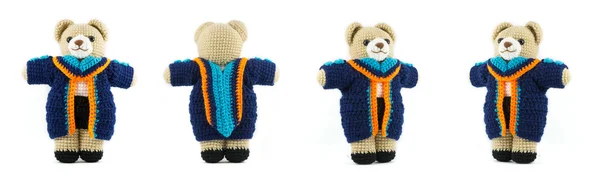 Bambola orsacchiotto fatto a mano all'uncinetto con abito di laurea su b bianco — Foto Stock