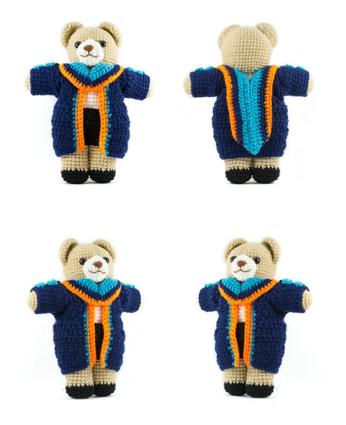 Muñeca de oso de peluche de ganchillo hecho a mano con vestido de graduación en blanco b — Foto de Stock