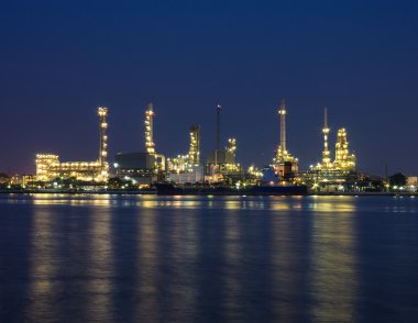 Petrol ve gaz rafineri anda alacakaranlık - Petrokimya fabrikası