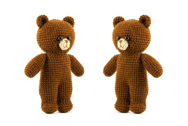 Handgestrickte braune Bärenpuppe auf weißem Hintergrund, links und rechts — Stockfoto